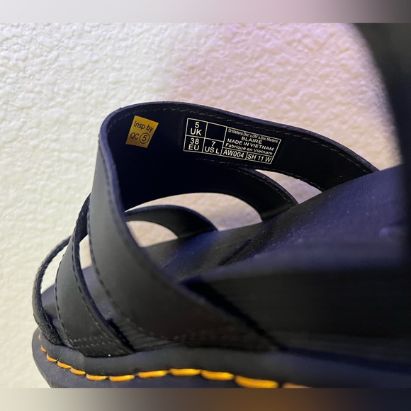 DR. MARTENS BLAIRE HYDRO LEATHER STRAP SANDALS SIZE 7 - Picture 3 of 4